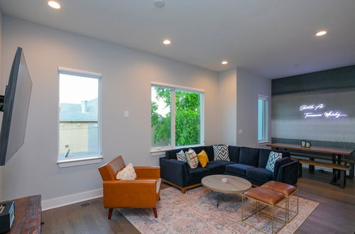 Photo 10 - Franklin by Avantstay Trendy Townhouse in Great Location w/ Private Roof Top Patio