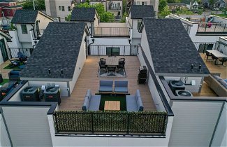 Photo 3 - Franklin by Avantstay Trendy Townhouse in Great Location w/ Private Roof Top Patio
