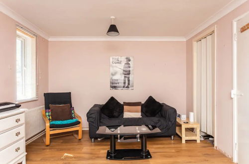 Photo 13 - Homely 2 Bedroom House in Kennington With Garden