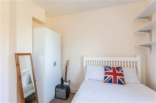 Photo 8 - Homely 2 Bedroom House in Kennington With Garden