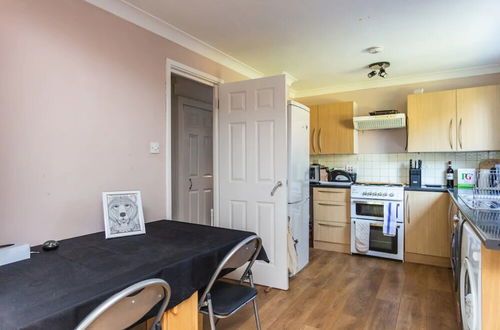 Photo 10 - Homely 2 Bedroom House in Kennington With Garden