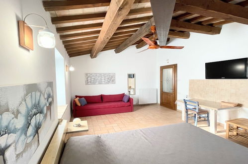 Foto 19 - Contemporary Villa With Pool - Spello By The Pool - Sleeps 11 Exclusively Yours