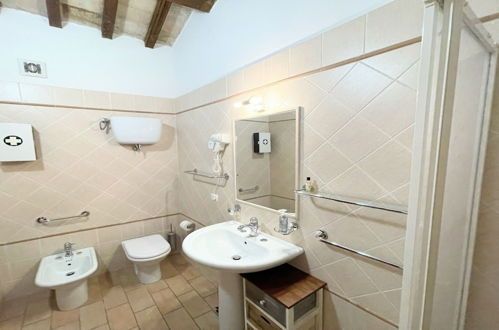 Foto 35 - 11 Sleeps - Holidays Vacation Villa With Pool - Spello By The Pool - Sleeps 11