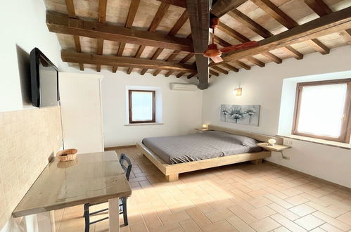 Foto 17 - Amazing Contemporary Villa With Pool - Italian Style Spelloissima - Sleeps 11