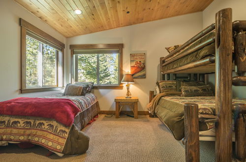 Photo 5 - Sawtooth by Avantstay Spacious Pine Tree Cabin w/ Hot Tub