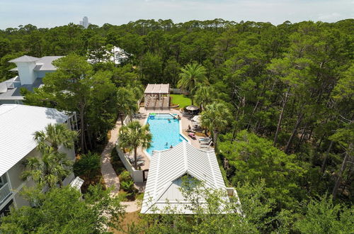 Foto 23 - Hiker House by Avantstay Beachy 4BR w/ Communal Pool + Porch