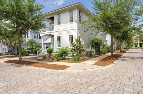 Photo 1 - Hiker House by Avantstay Beachy 4BR w/ Communal Pool + Porch