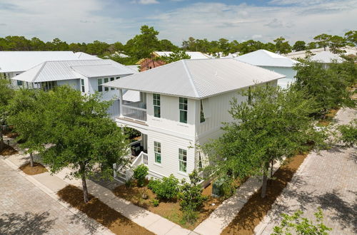 Photo 32 - Hiker House by Avantstay Beachy 4BR w/ Communal Pool + Porch