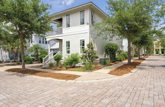 Photo 1 - Hiker House by Avantstay Beachy 4BR w/ Communal Pool + Porch