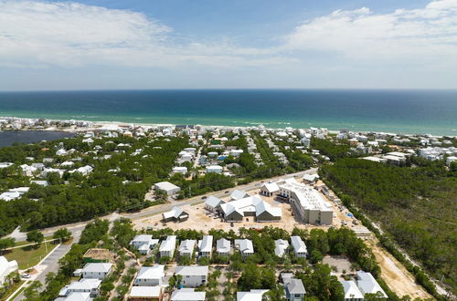 Photo 35 - Hiker House by Avantstay Beachy 4BR w/ Communal Pool + Porch