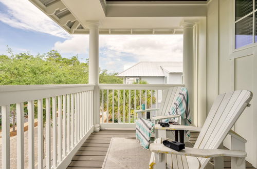 Photo 33 - Hiker House by Avantstay Beachy 4BR w/ Communal Pool + Porch