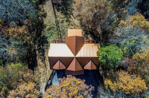 Photo 10 - Hazel by Avantstay Cliffside Modern Cabin w/ Incredible Views & Hot Tub