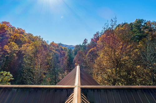 Photo 12 - Hazel by Avantstay Cliffside Modern Cabin w/ Incredible Views & Hot Tub