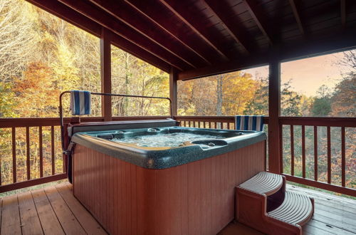Photo 12 - Hazel by Avantstay Cliffside Modern Cabin w/ Incredible Views & Hot Tub