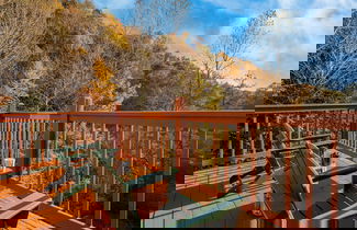 Foto 2 - Hazel by Avantstay Cliffside Modern Cabin w/ Incredible Views & Hot Tub