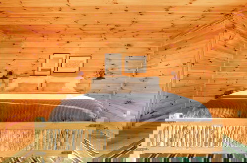 Foto 10 - Hazel by Avantstay Cliffside Modern Cabin w/ Incredible Views & Hot Tub