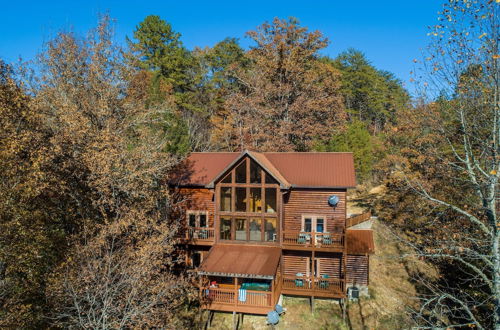 Photo 8 - Hazel by Avantstay Cliffside Modern Cabin w/ Incredible Views & Hot Tub