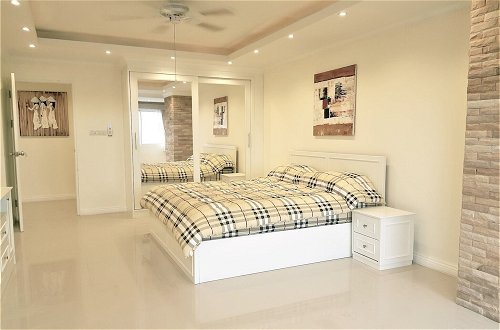 Photo 2 - Large, Stylish 2 bed Apartment With Pool Table in Pattaya