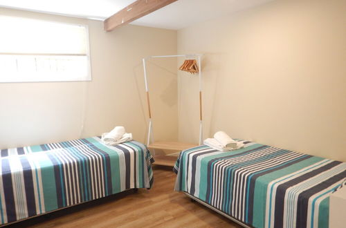 Photo 2 - Spacious 2-Storey Home By The Bay: Sleeps 12