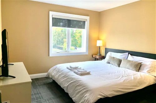 Foto 9 - Professional Three Bedroom Condo Suite