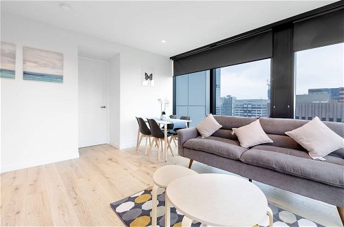 Photo 13 - Luxury 2bed2bath apt in the Heart of Mel@collins