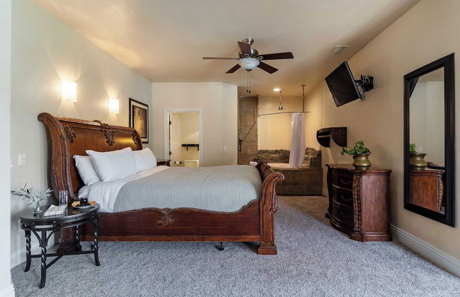 Wilson Creek Manor By Avantstay Sleeps 10! Amazing Estate w/ Pool & Game Room - Photo 28