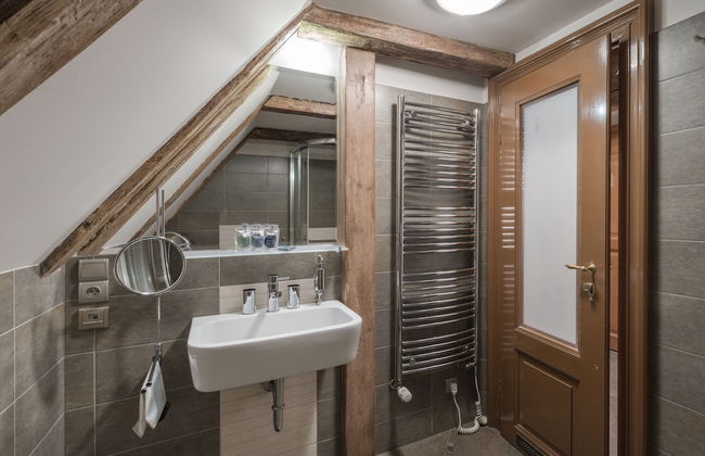 3 Epoques Apartments by Adrez Living - Photo 67