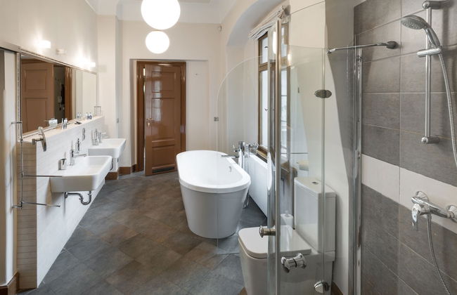 3 Epoques Apartments by Adrez Living - Photo 64