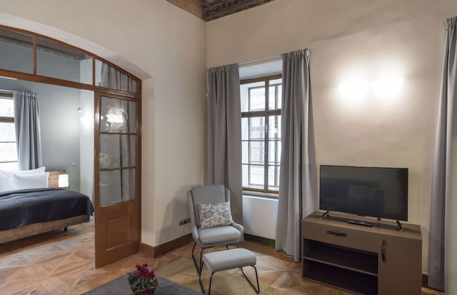 3 Epoques Apartments by Adrez Living - Photo 19