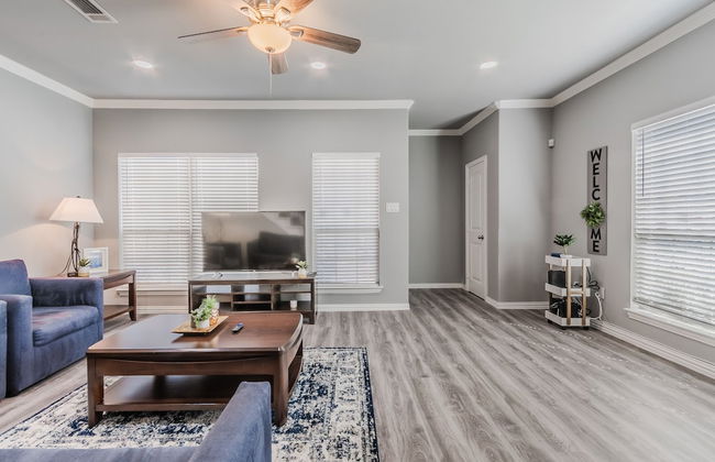 Luxury Townhome Collection GrandPrairie - Photo 55
