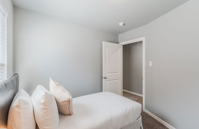 Luxury Townhome Collection GrandPrairie - Photo 24
