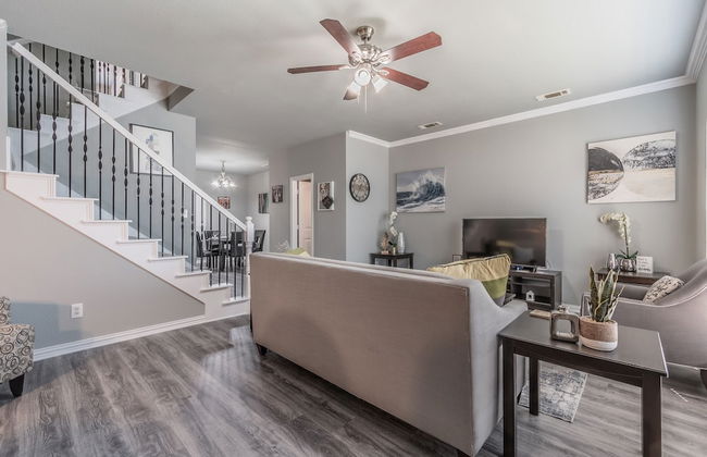 Luxury Townhome Collection GrandPrairie - Photo 42