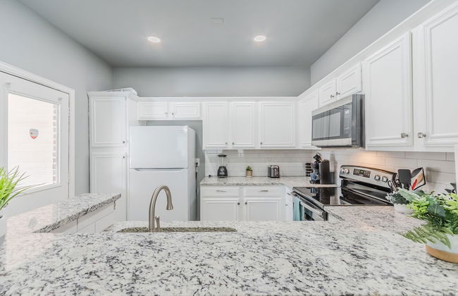 Luxury Townhome Collection GrandPrairie - Photo 36
