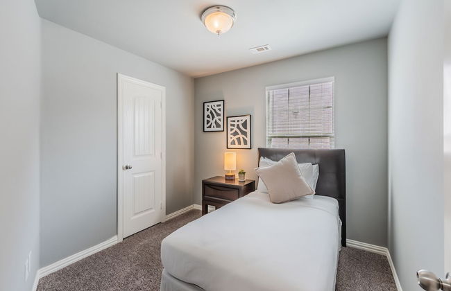 Luxury Townhome Collection GrandPrairie - Photo 13