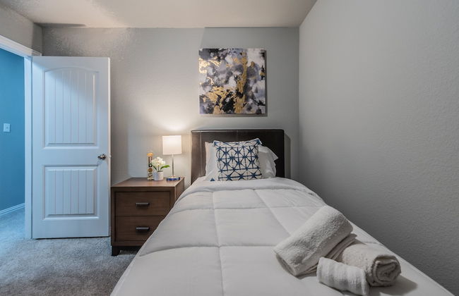 Luxury Townhome Collection GrandPrairie - Photo 9