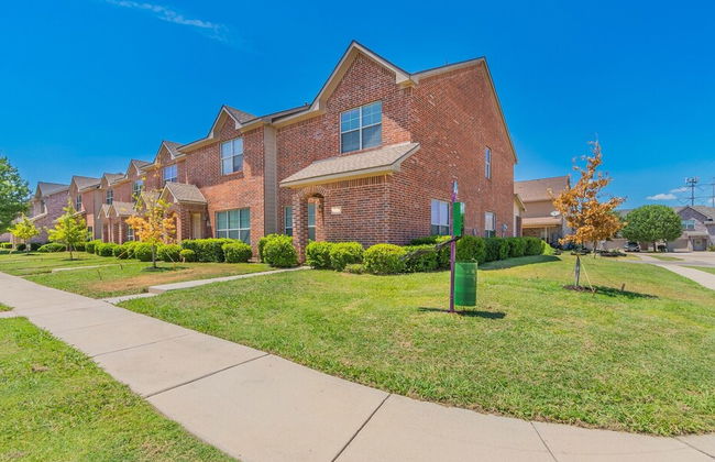 Luxury Townhome Collection GrandPrairie - Photo 1