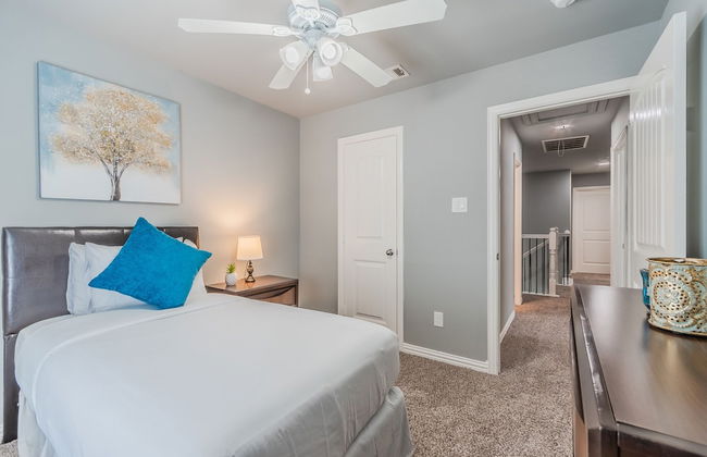 Luxury Townhome Collection GrandPrairie - Photo 17