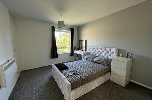 Photo 2 - Impeccable 2-bed Apartment in Eastleigh