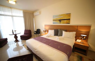 Photo 3 - Sea Valley Suites