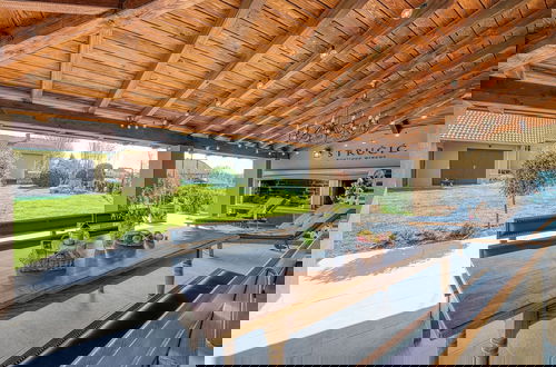 Foto 25 - Hedonistic Vineyard Estate With Hot Tub