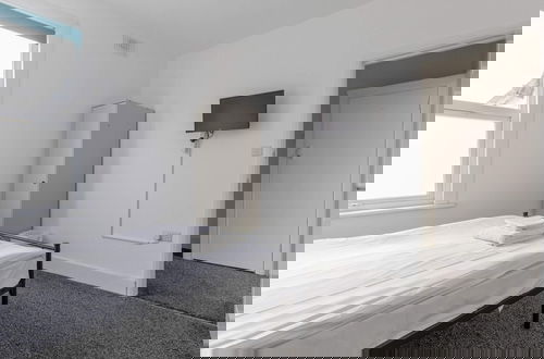 Foto 1 - Spacious & Newly Renovated 4BD House East Ham!