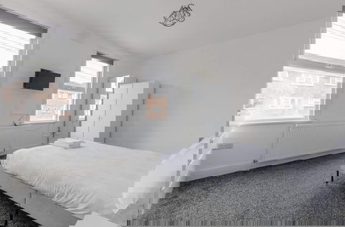 Foto 3 - Spacious & Newly Renovated 4BD House East Ham!