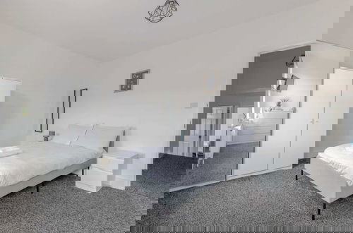 Foto 17 - Spacious & Newly Renovated 4BD House East Ham!