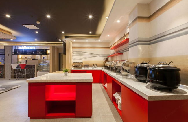 The Ibis Hotel - Foto 17