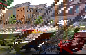 Foto 1 - Stunning 4-BR Houses with On-Site Pool