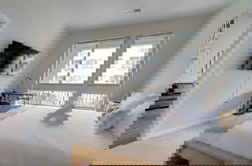 Photo 5 - Alexandria Modern Apt Amazing Amenities