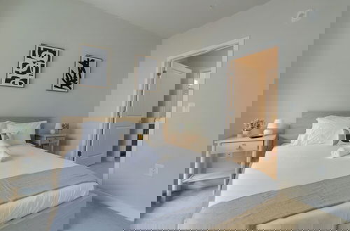 Photo 2 - Alexandria Modern Apt Amazing Amenities