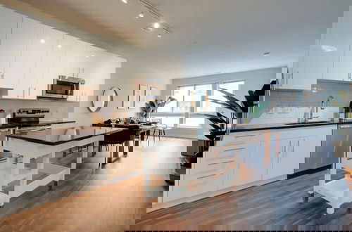 Photo 14 - Alexandria Modern Apt Amazing Amenities