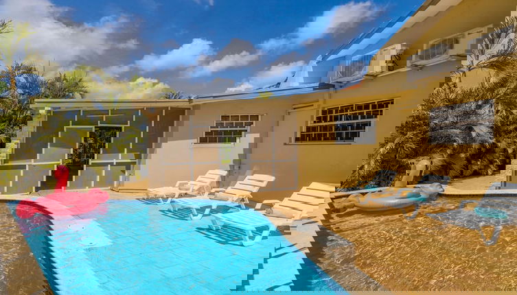 Photo 1 - Cozy Central 4br3ba Home w Pvt Pool Largegarden
