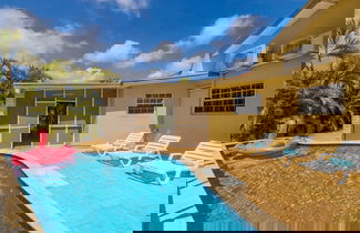 Foto 1 - Cozy Central 4br3ba Home w Pvt Pool Largegarden